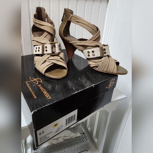 B Makowsky Ruched Saffron Stone Leather Stack Heel Sandals 9.5 EUC - Picture 7 of 9